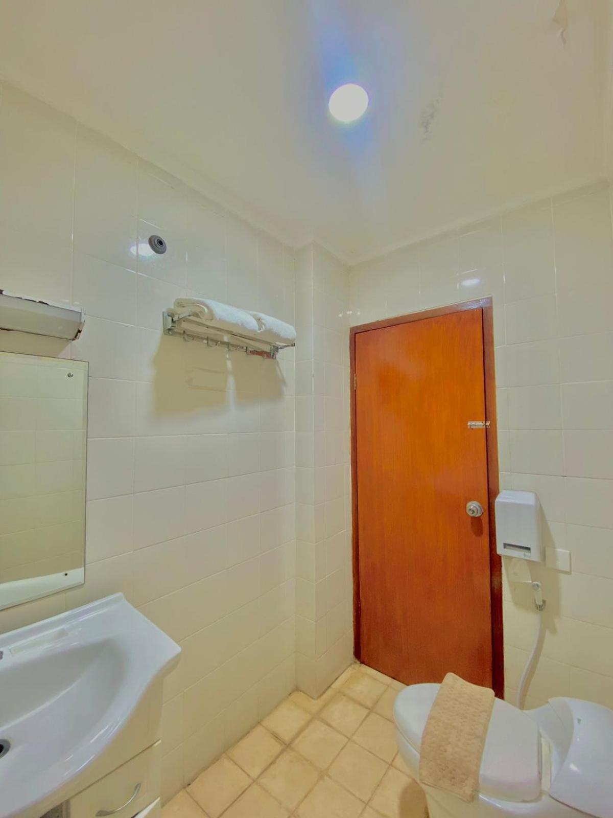 Pia Hotel Cirebon Exterior foto